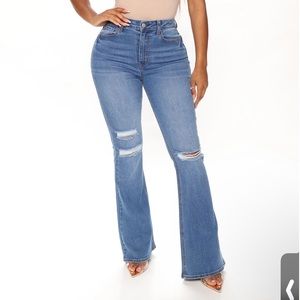Medium blue wash, medium stretch, 21’’ leg open, 32” Inseam, 11” high rise.